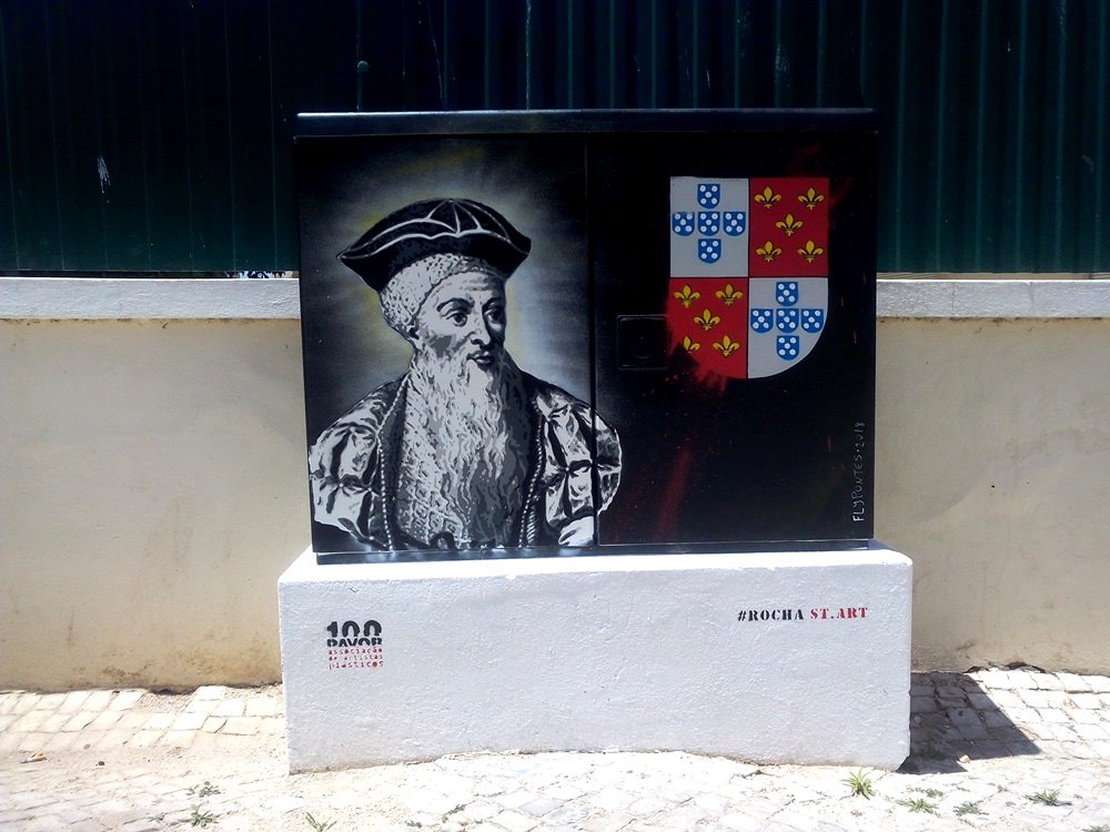 Pintura "Afonso de Albuquerque" terminado em Portimão. A figura do Duque de Goa está pintada em tons de cinza sobre um fundo preto. O único ponto de cor é o Brasão do Duque, em cores vibrantes. Homenagem à figura histórica e ao Largo Afonso de Albuquerque.