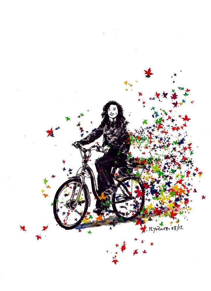 Ilustração Mulher Bicicleta. Desenho a traço preto. Fundo branco. Nuvem de folhas de plátano multicoloridas (azuis, vermelhas, verdes, laranjas) a voar. Técnica mista Fly Pontes.