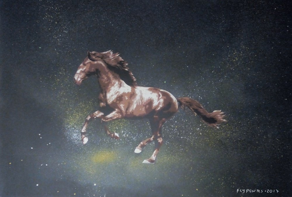 Esta tela (40x50cm) capta o movimento em stencil: um cavalo castanho a galope. Jactos e gotas de tinta amarela e branca, aplicados com a needle cap, saem dos cascos, contrastando com o fundo preto com esfumados brancos e amarelos. Uma peça de arte urbana de grande dinamismo.
