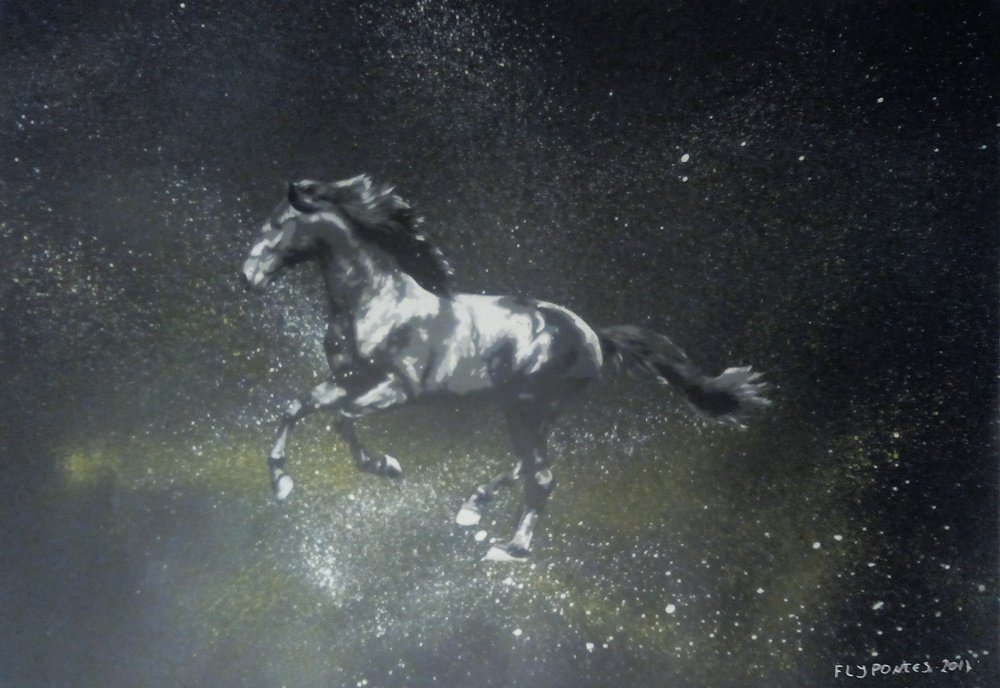 Esta tela (40x50cm) capta o movimento puro: um cavalo cinzento a galope, feito com stencil e spray. Jactos e gotas de tinta amarela e branca, aplicados com a needle cap, saem dos cascos do animal, contrastando com o fundo preto esfumado que evoca velocidade e drama.