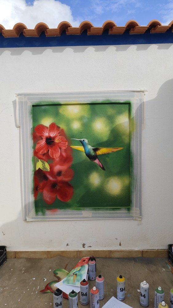 Pintura 'Colibri na Janela Falsa' quase finalizado. A pintura está pronta, restando apenas remover a proteção da barra azul da janela. Detalhe do acabamento da arte em stencil e spray.
