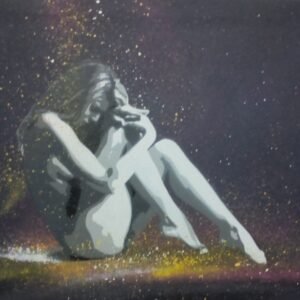 A figura feminina sentada com pernas flectidas. Jactos e drips de tinta estão espalhados no chão e suspensos/presos entre o braço e a perna, com a composição a destacar-se contra o fundo preto profundo e a luz aplicada com técnica de esfumado.