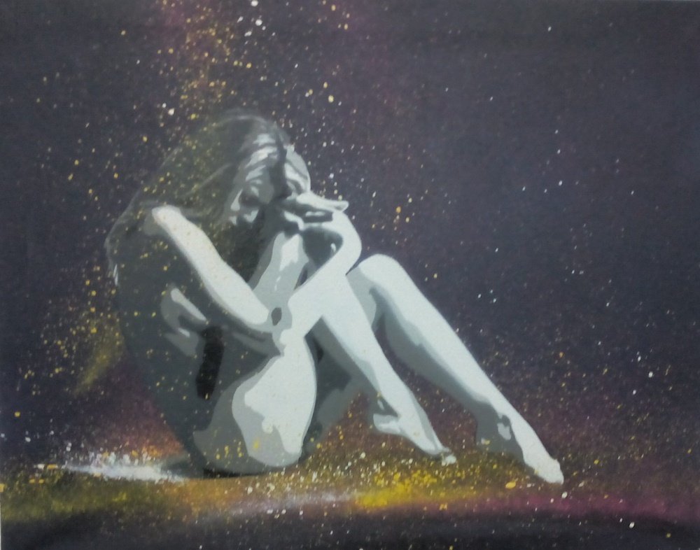 A figura feminina sentada com pernas flectidas. Jactos e drips de tinta estão espalhados no chão e suspensos/presos entre o braço e a perna, com a composição a destacar-se contra o fundo preto profundo e a luz aplicada com técnica de esfumado.