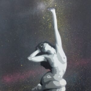 A figura feminina, sentada com as pernas encolhidas. O fundo é preto e iluminado por esfumados de luz. Jactos de tinta são projectados pelo movimento do braço esticado para o alto, realçados pela energia do Spray e Stencil sobre Tela.