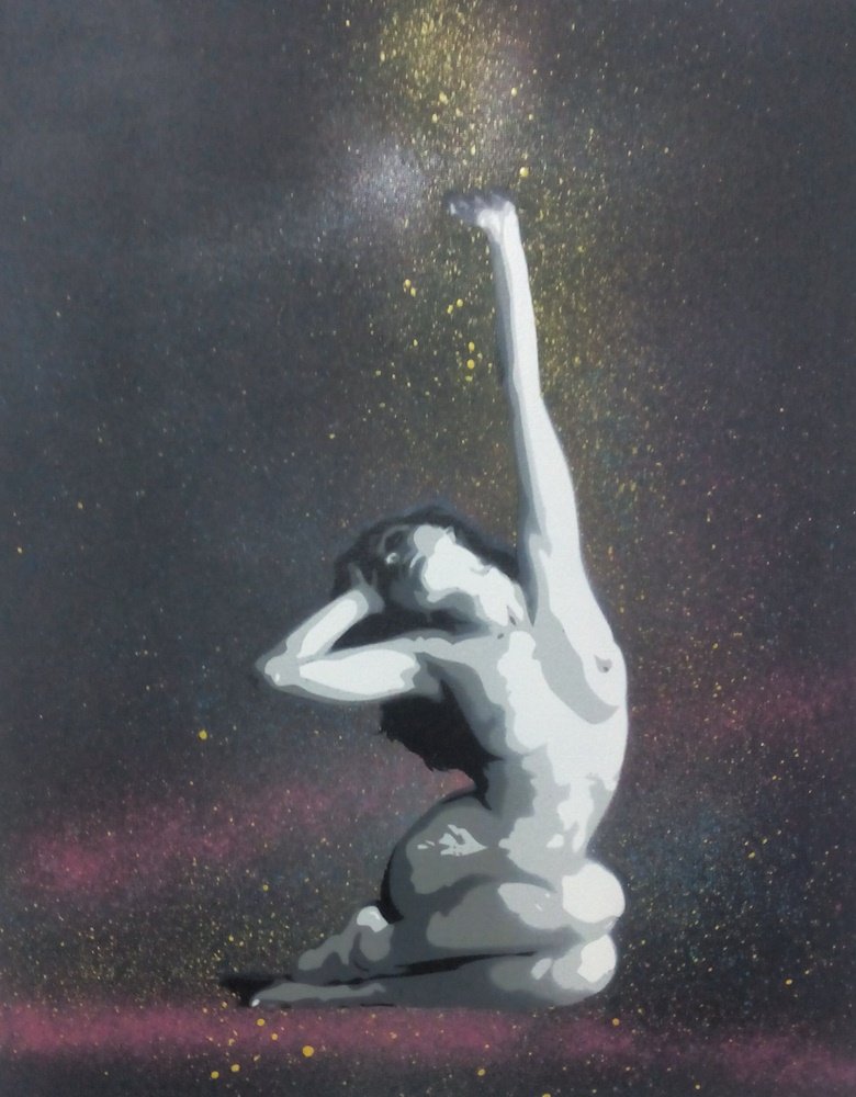 Obra Stencil e Spray sobre Tela, fundo preto. Figura feminina sentada, pernas encolhidas, com o braço esticado para o alto. Jactos de tinta são projectados do braço, realçados por energia do Spray e Stencil.