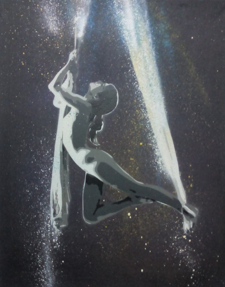 A figura feminina em pose suspensa, olhando para cima, destacando-se no fundo escuro. Jatos de tinta formam faixas que se entrelaçam no pulso e tornozelo, acentuando o contraste entre a precisão do Stencil e a intensidade luminosa do Spray.