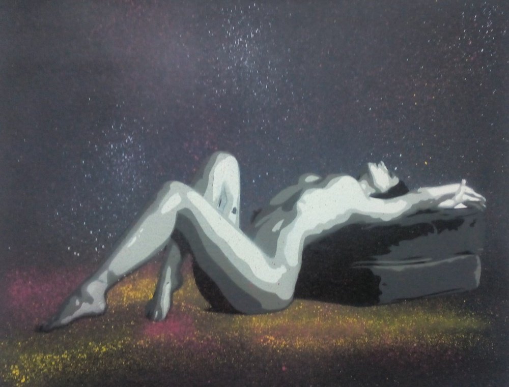 A figura feminina deitada de barriga para cima com as costas apoiadas. O fundo é preto e a composição joga com a luz de contraste. Jactos e gotas de tinta à volta do objecto de apoio dão movimento à tela.