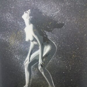 A figura feminina apoiada nas pernas, com o cabelo longo a esvoaçar. Jactos de tinta saem do cabelo, seguindo o seu movimento dinâmico, que é sublinhado pelo efeito de luz e sombra no fundo preto, enriquecido pelo spray.