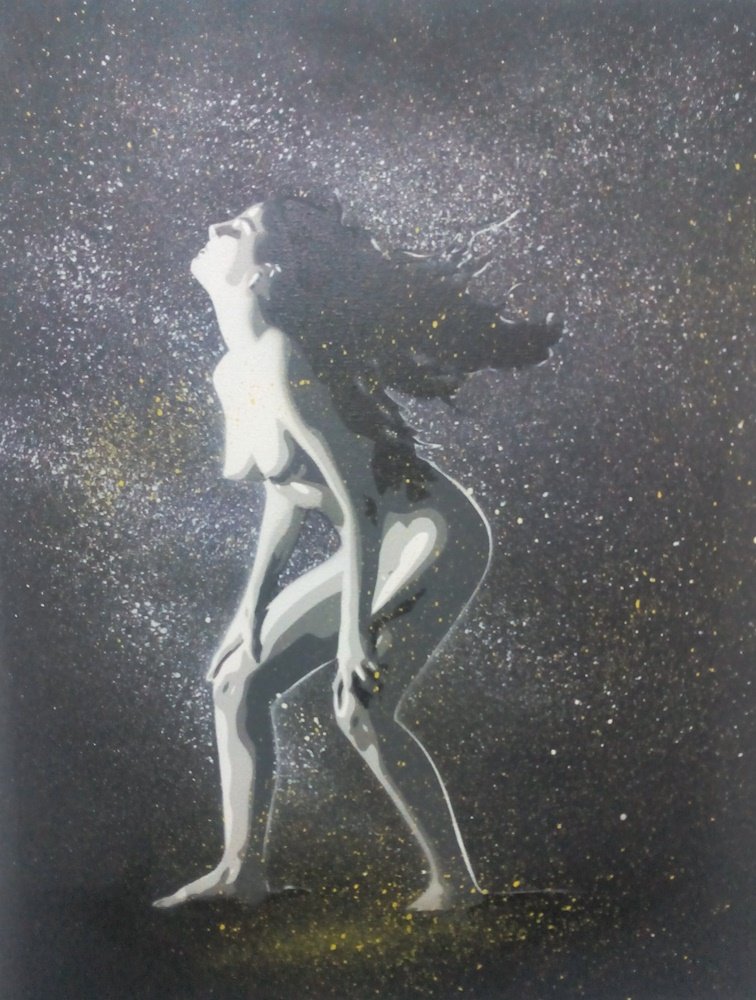 A figura feminina apoiada nas pernas, com o cabelo longo a esvoaçar. Jactos de tinta saem do cabelo, seguindo o seu movimento dinâmico, que é sublinhado pelo efeito de luz e sombra no fundo preto, enriquecido pelo spray.