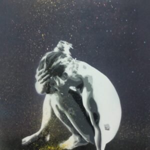 A figura feminina em pose de cócoras, é o ponto focal no fundo preto e esfumado. Jatos e drips de tinta esvoaçam em torno da figura, demonstrando a versatilidade do Stencil misturado com o traço gestual da tinta projetada e a iluminação por contraste.