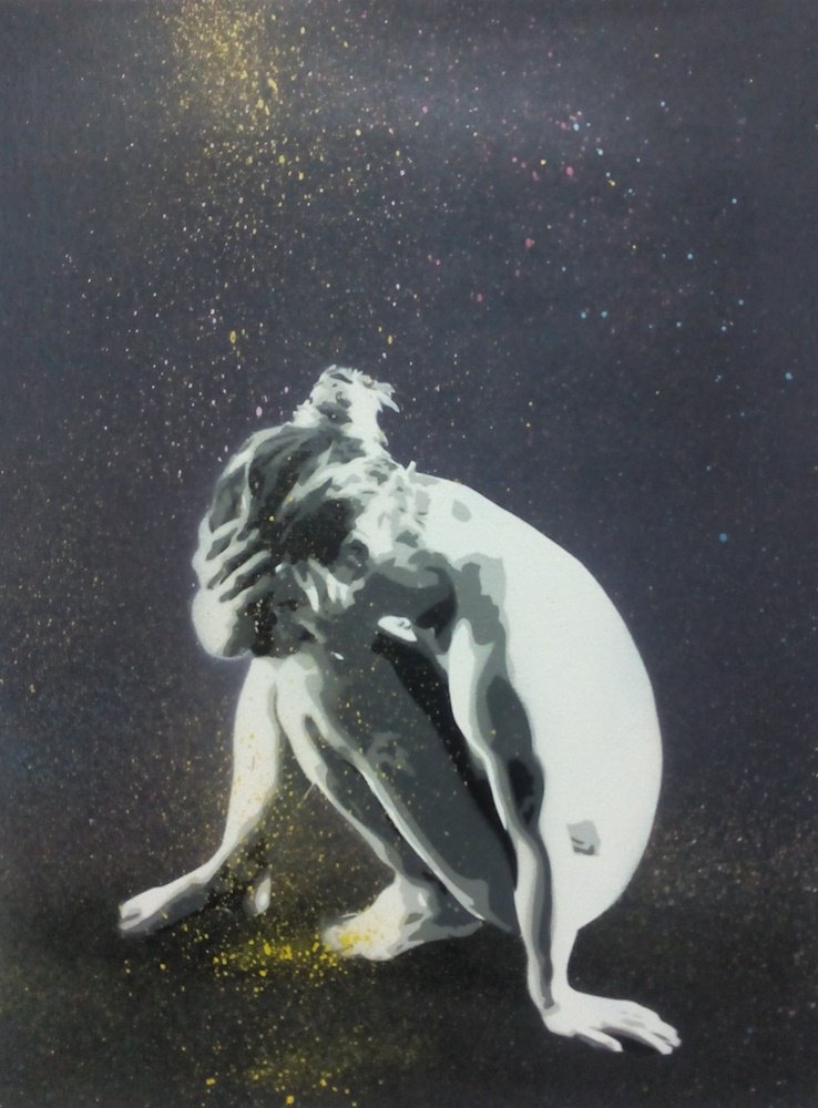 A figura feminina em pose de cócoras, é o ponto focal no fundo preto e esfumado. Jatos e drips de tinta esvoaçam em torno da figura, demonstrando a versatilidade do Stencil misturado com o traço gestual da tinta projetada e a iluminação por contraste.