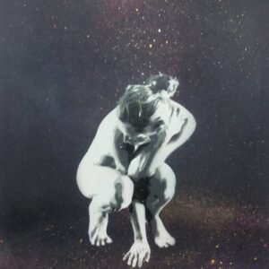 A figura feminina em pose agachada, é atingida por gotas de tinta a cair, como chuva. O contraste entre o Stencil e a intervenção gestual do Spray é intensificado pela profundidade do fundo preto e pelos efeitos de luz e cor esfumada.