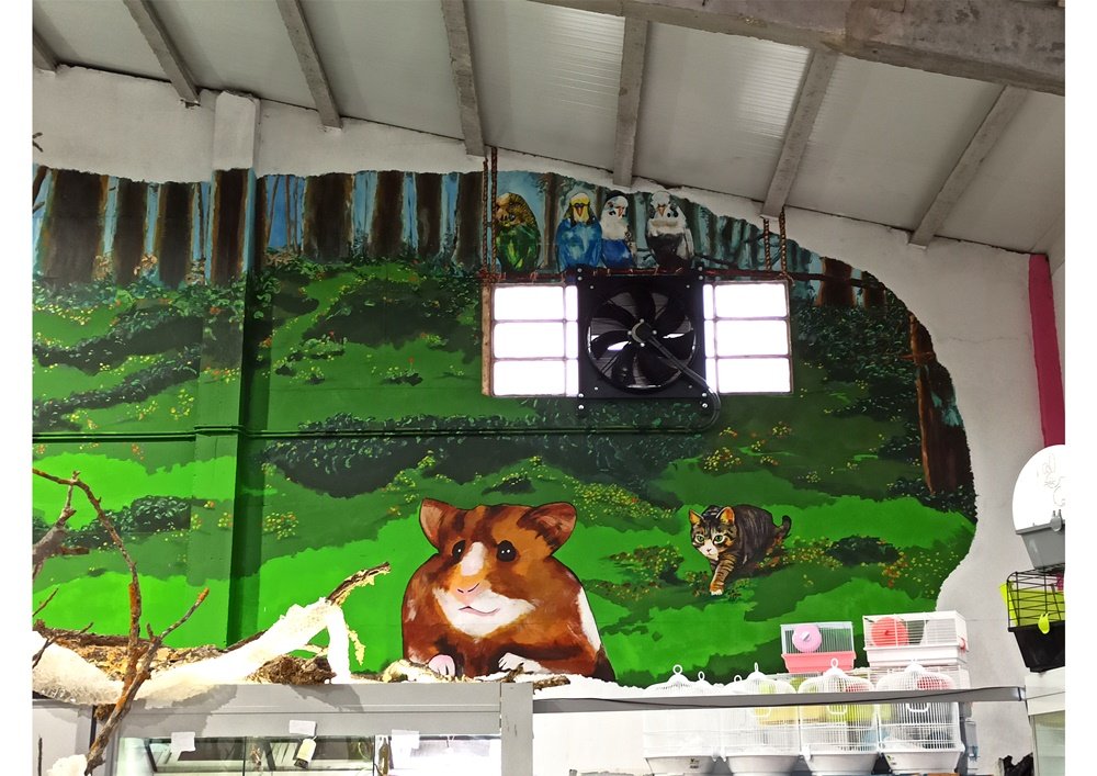 Detalhe da direita do mural Petlandia: O Rato em primeiro plano, o Gato sorrateiro por trás, e os Piriquitos numa janela. A composição cria uma narrativa de convivência e tensão entre as espécies.