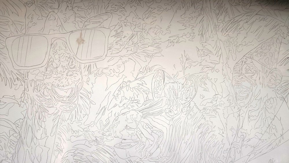 Parede preparada com as linhas de carvão (esboço) para o Mural da Selva. O desenho dos animais (girafa, zebra, macaco) está pronto para levar tinta. Registo do início da pintura mural no "Eat, Learn and Play" em Albufeira.