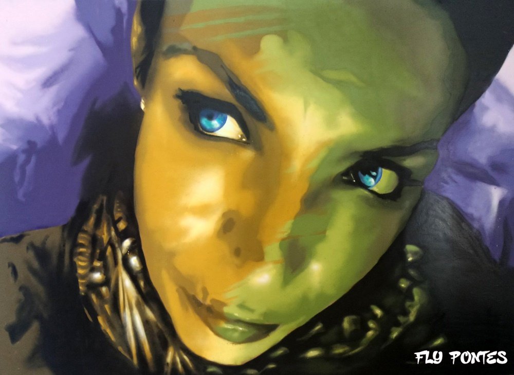 Mural "Estudo de Cor e Escala" (2,75m x 1,80m) pintado em MDF no atelier. A obra apresenta um retrato em grande plano com o rosto pintado em tons de verde, contrastando fortemente com o fundo violeta.