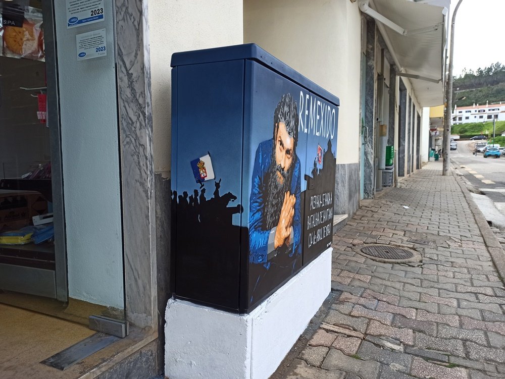 Vista lateral do mural, retratando o Exército Liberal com a sua bandeira a confrontar o Remexido. O armário congela o momento da Guerra Civil Portuguesa na lenda de S. B. Messines.