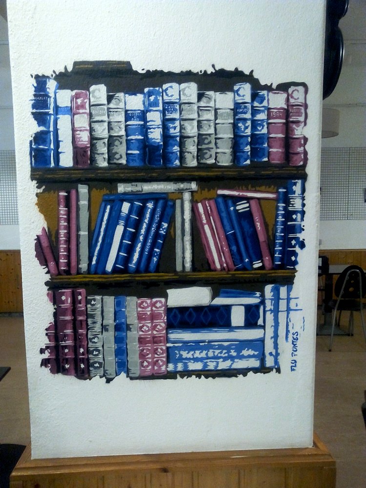 Mural "A Estante Intemporal" terminado no Bar da SIRM em Messines. A pintura em stencil simula uma estante com três prateleiras repletas de livros antigos de capa dura. A paleta é sóbria (cinza, azul, rosa), homenageando a literatura clássica.