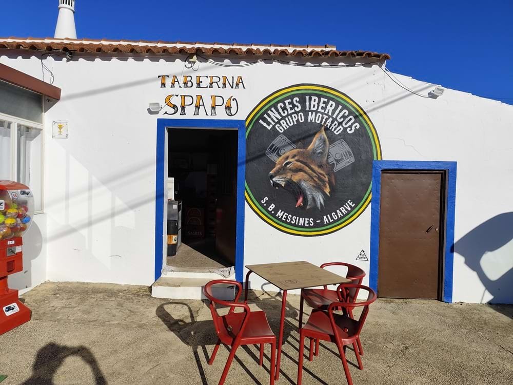 Mural realista do Lince Ibérico rugindo, na sede dos Linces Ibéricos Grupo Motard. Visível o retoque laranja nas letras da Taberna Spapo e parte da esplanada.