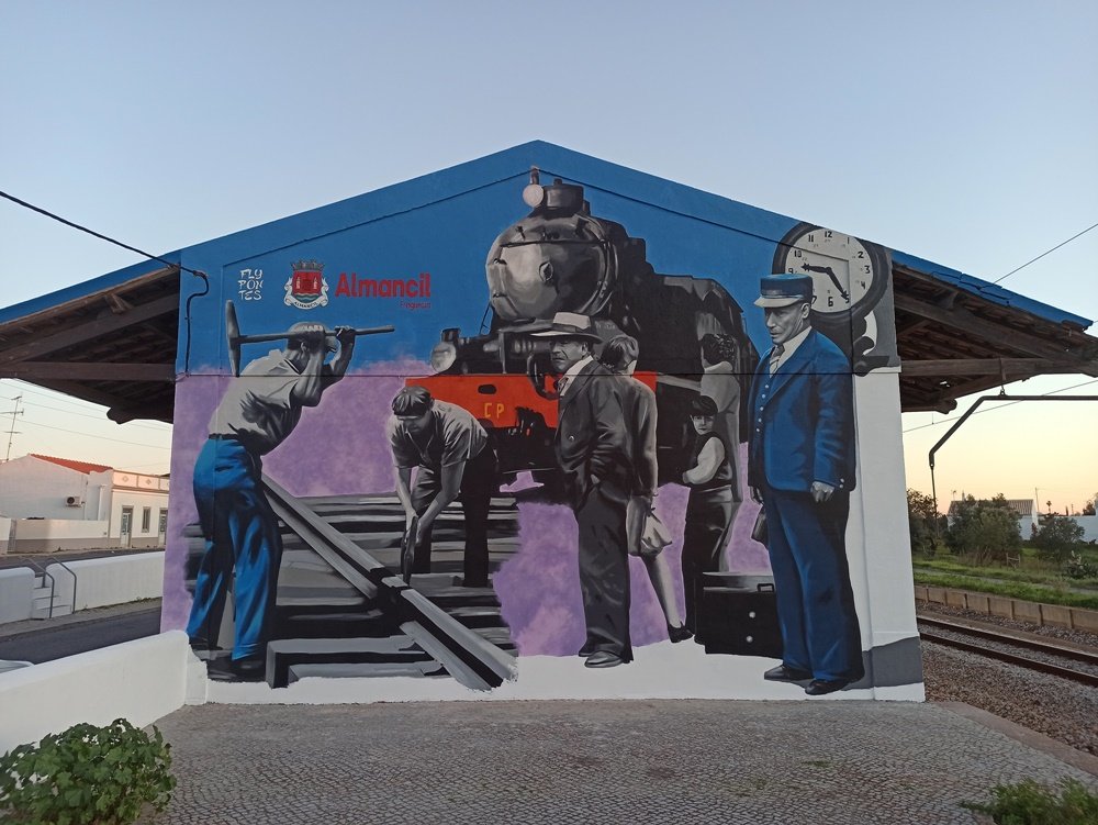Mural "A Memória da Estação de Comboios" na estação Almancil - Neche (Esteval), com 12x8 metros. Arte urbana de nostalgia ferroviária no Algarve.