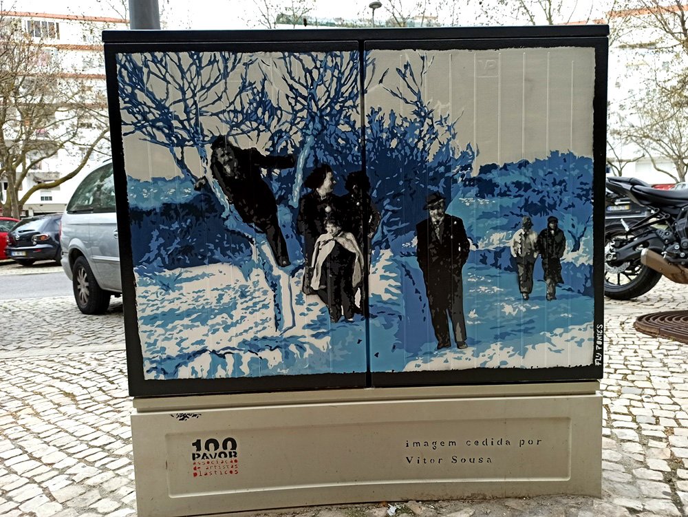Pintura "Albufeira: A Memória da Neve" terminada. A obra imortaliza a rara queda de neve, com figuras a cinza a contrastar com o frio azul do cenário. Homenagem à história da cidade com a técnica Stencil e Spray.