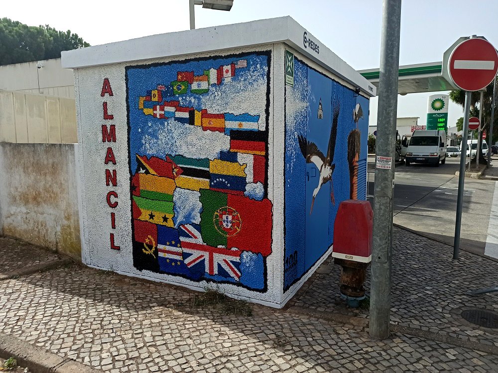 Mural na lateral do PT de Almancil, dedicado à Comunidade e à Diversidade Cultural. A pintura é um símbolo visual da união e celebra as diferentes nacionalidades que contribuem para o crescimento da freguesia.