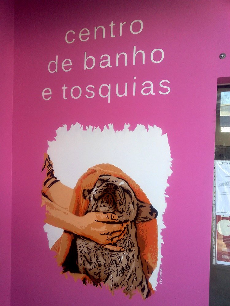 Mural na entrada do centro de Banho e Tosquias da Petlandia. O mural foca-se num Cão relaxado a ser limpo com uma toalha, transmitindo conforto, segurança e ternura sobre os cuidados e bem-estar animal.