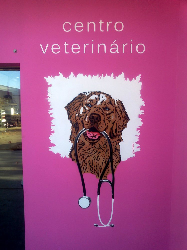 Mural na entrada do Centro Veterinário da Petlandia. A peça central é um Cão castanho sorridente com um estetoscópio na boca, simbolizando confiança e expertise para tornar o espaço menos intimidante.