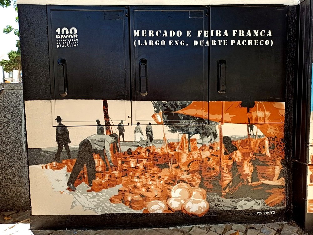 Pintura em Albufeira que resgata a Feira Franca (décadas 40-60). Vendedores e clientes estão em tons de cinza (nostalgia), contrastando com as panelas de cobre e cestos em tons quentes, que dão vida à cena.