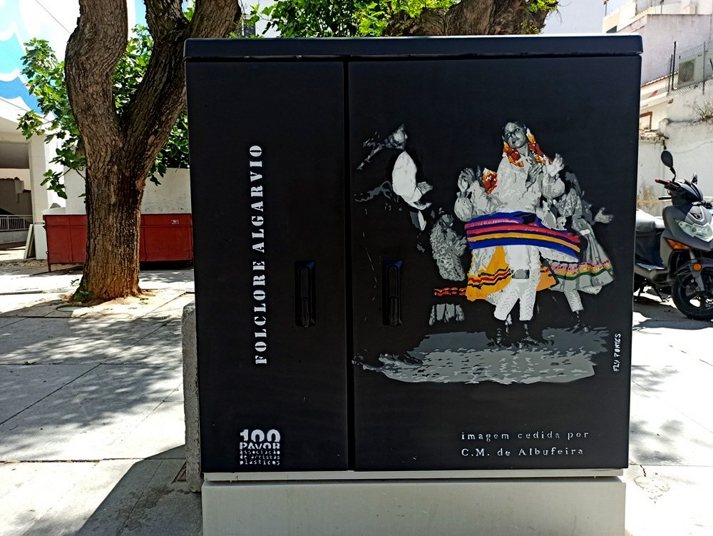 Pintura em Albufeira que celebra o Rancho Folclórico. As figuras estão em tons de cinza (nostalgia), com um forte destaque de cor na saia rodada da jovem, realçando as cores vibrantes do traje algarvio.