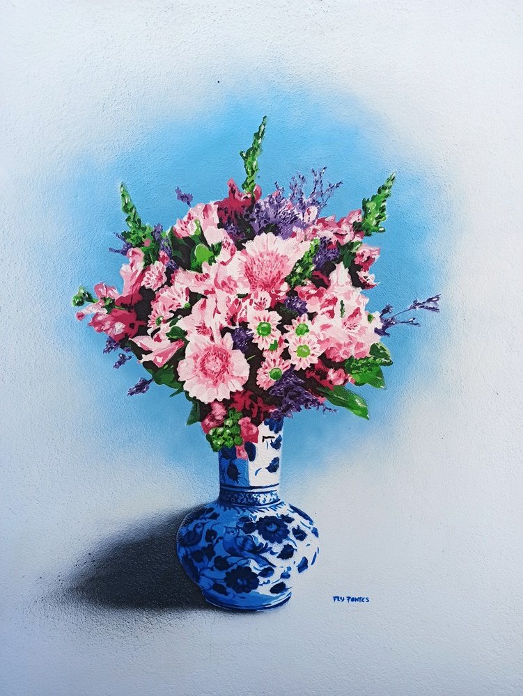 Pintura "Natureza Morta em Stencil" terminado numa moradia particular. Um jarro de porcelana azul serve de base a um bouquet floral exuberante em tons de rosa, vermelho e verde. A obra reinterpreta o tema clássico com a precisão do Stencil e Spray.