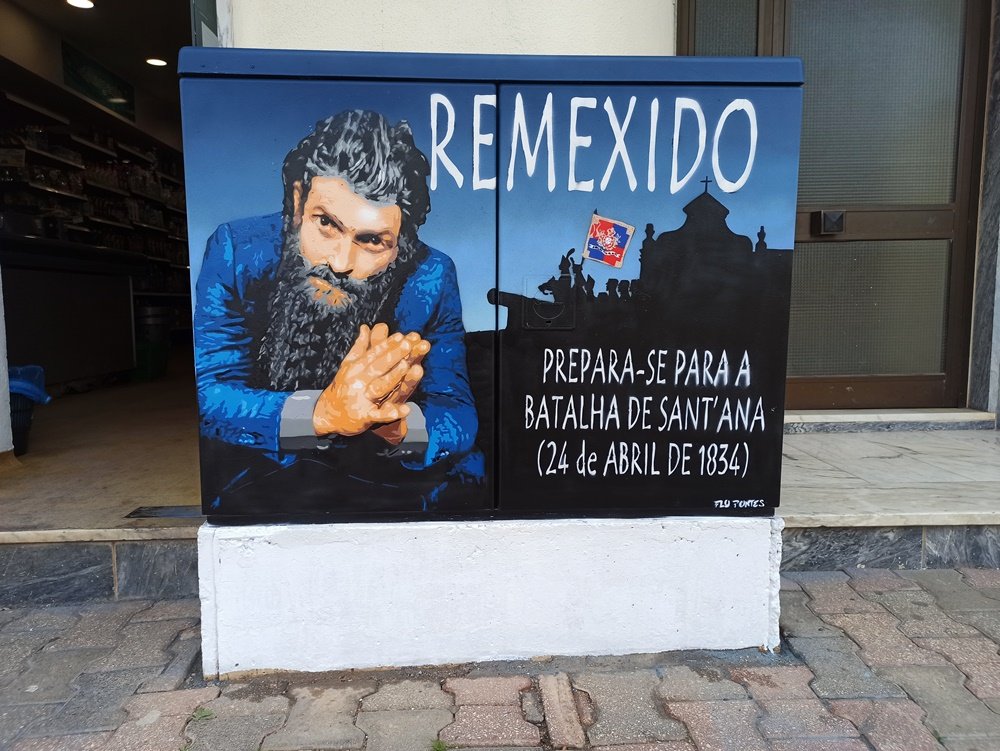 Pintura "Remexido - O Instante da Batalha" terminado num armário em S. B. Messines. O Remexido, lendário guerrilheiro, está em primeiro plano, pronto para a Batalha de Sant'Ana. Ao fundo, o Exército Absolutista e a Ermida de Sant'Ana. Técnica Stencil e Spray.