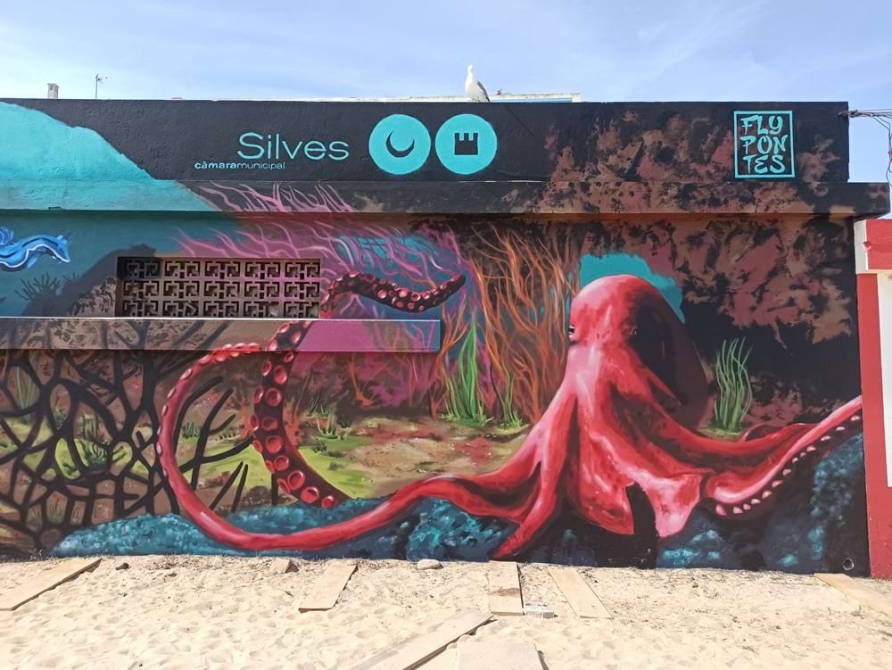 Detalhe do mural com Polvo e parte do Nudibrânquio (Lesma-do-Mar), vida marinha do Algarve.