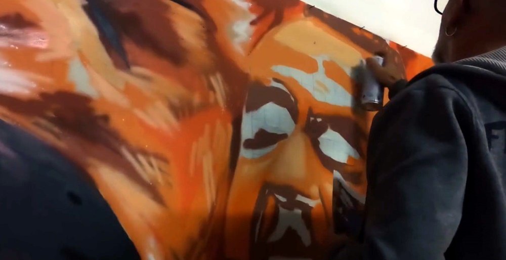 O artista Fly Pontes a pintar os tons médios do rosto de João Matos (Capitão Futsal Sporting CP) no mural "Treino e Paixão". Esta é a fase inicial de aplicação das cores de base, antes da definição dos pontos de luz e sombra. Técnica spray livre.