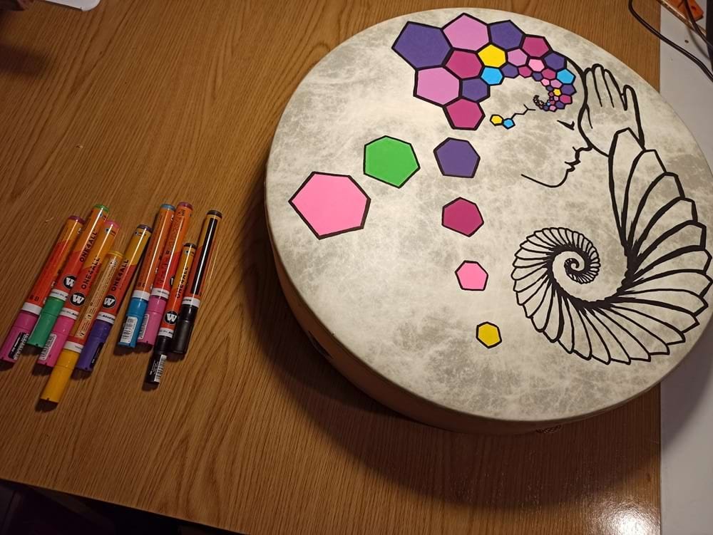 Tambor xamânico personalizado com uma pintura detalhada adaptada da obra de Sa Barakeh. A arte foi executada com marcadores Molotow One4all e envernizada para protecção, dando ao instrumento um significado espiritual renovado.