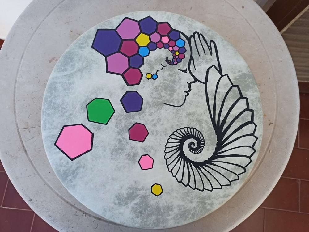 Tambor xamânico personalizado com uma pintura detalhada adaptada da obra de Sa Barakeh. A arte foi executada com marcadores Molotow One4all e envernizada para protecção, dando ao instrumento um significado espiritual renovado.