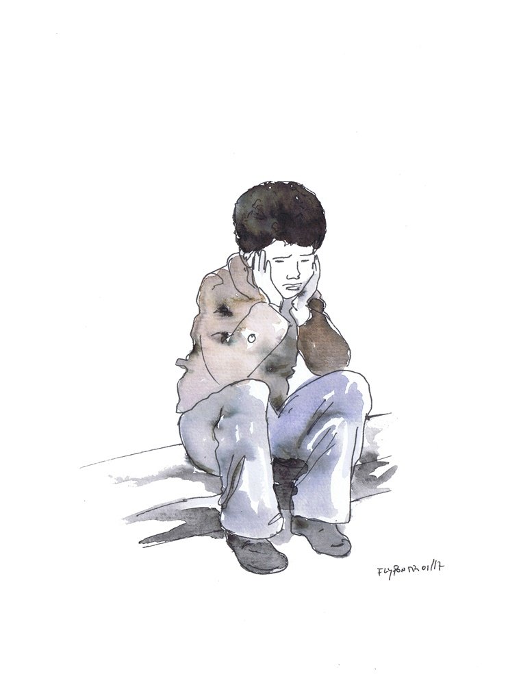 Ilustração A5 do poema 'Versos que a vida tem'. Criança sentada no passeio, cabisbaixa. Rotring e Aguarela tons cinza. (Trabalho Encomendado).