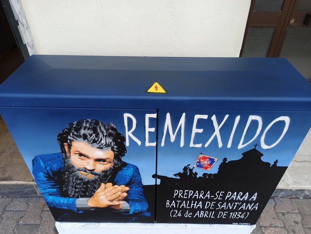Pintura "Remexido - O Instante da Batalha" concluído em S. B. Messines, visto de cima/frente. A imagem mostra a reconstrução histórica completa, incluindo o símbolo de perigo pintado na estrutura funcional.