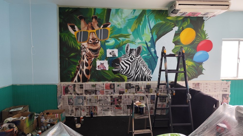 Zebra do Mural da Selva totalmente pintada com as suas riscas características a preto e branco. Detalhe da técnica de tinta spray à bse de água no "Eat, Learn and Play" em Albufeira.