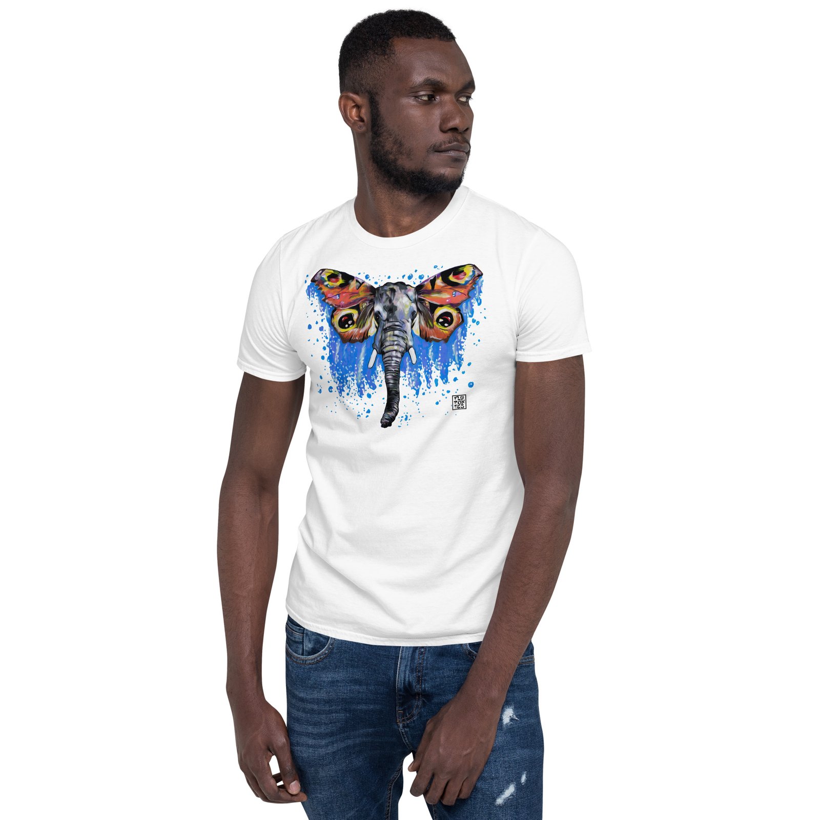 T-shirt branca unisexo com a ilustração 'Elefante-Borboleta' de Fly Pontes. Arte surrealista exclusiva em algodão premium. Produção sustentável e consciente feita para si.