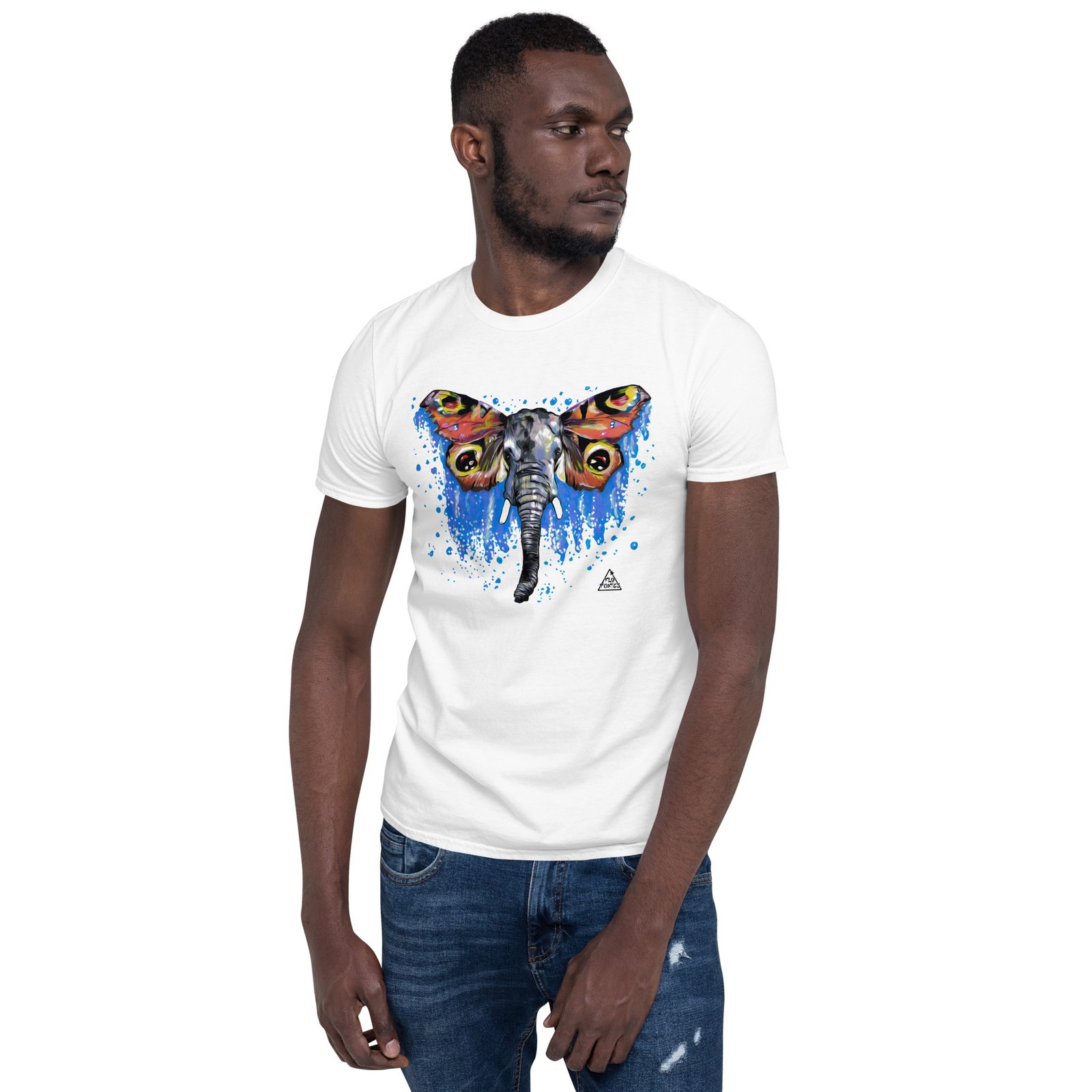 T-shirt branca unisexo com a ilustração 'Elefante-Borboleta' de Fly Pontes. Arte surrealista exclusiva em algodão premium. Produção sustentável e consciente feita para si.