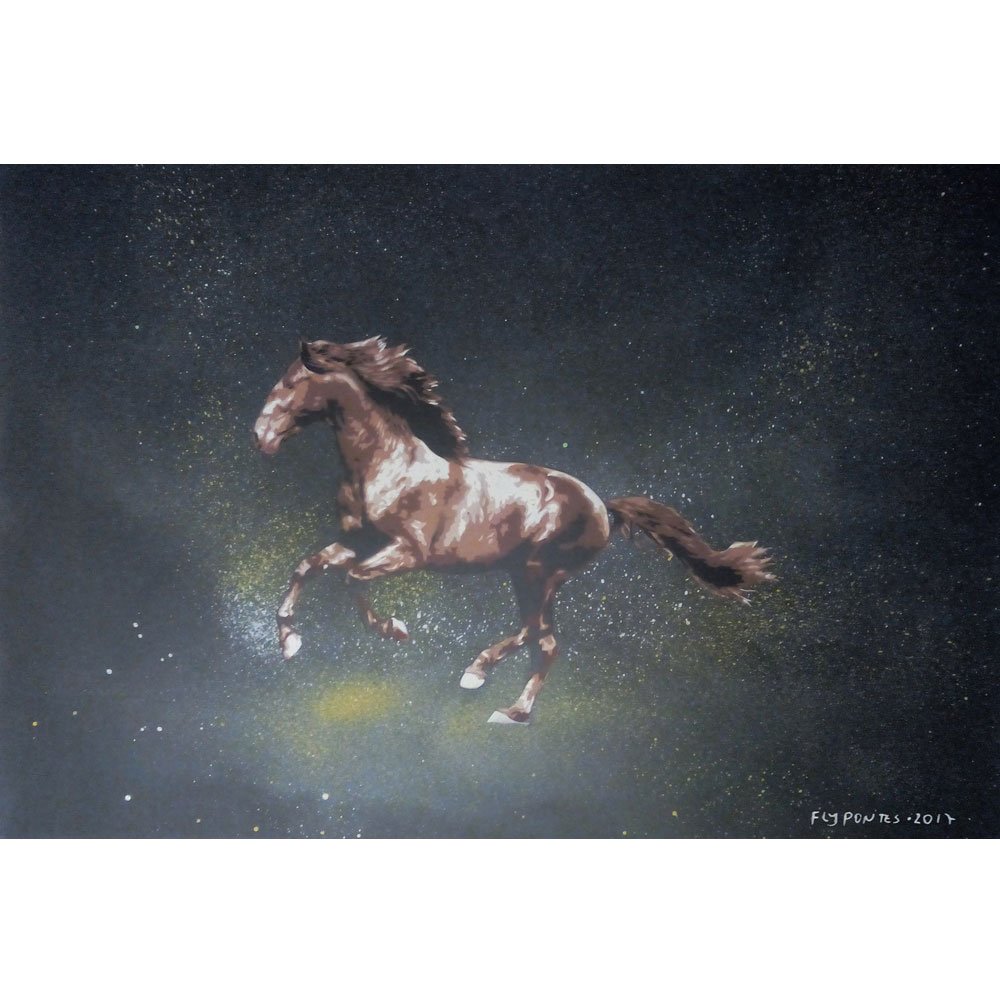 Esta tela (40x50cm) capta o movimento em stencil: um cavalo castanho a galope. Jactos e gotas de tinta amarela e branca, aplicados com a needle cap, saem dos cascos, contrastando com o fundo preto com esfumados brancos e amarelos. Uma peça de arte urbana de grande dinamismo.
