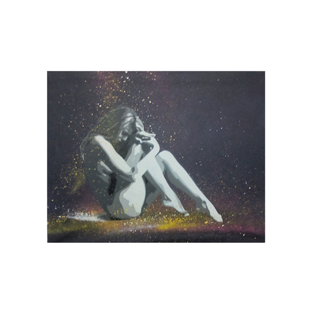 A figura feminina sentada com pernas flectidas. Jactos e drips de tinta estão espalhados no chão e suspensos/presos entre o braço e a perna, com a composição a destacar-se contra o fundo preto profundo e a luz aplicada com técnica de esfumado.