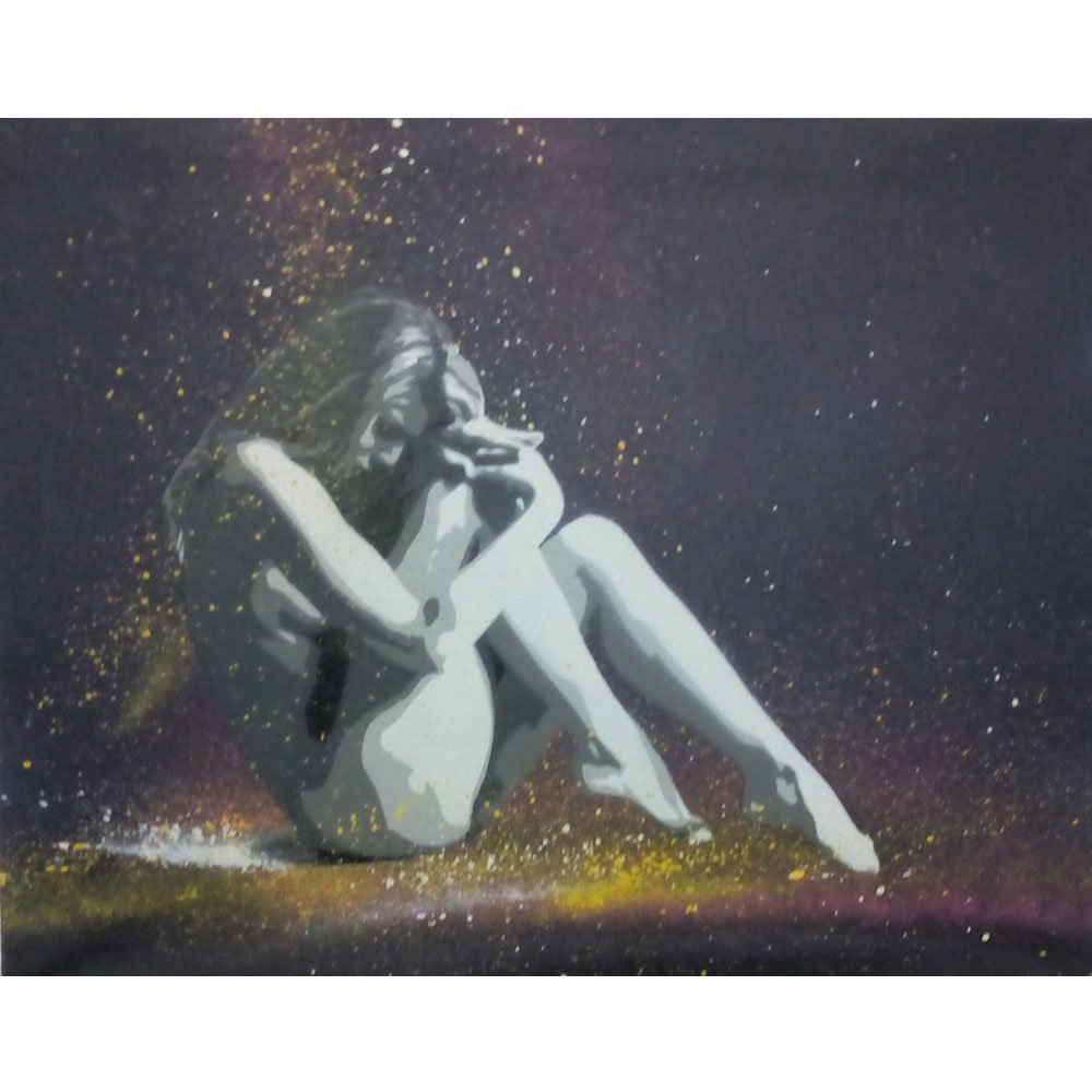 A figura feminina sentada com pernas flectidas. Jactos e drips de tinta estão espalhados no chão e suspensos/presos entre o braço e a perna, com a composição a destacar-se contra o fundo preto profundo e a luz aplicada com técnica de esfumado.