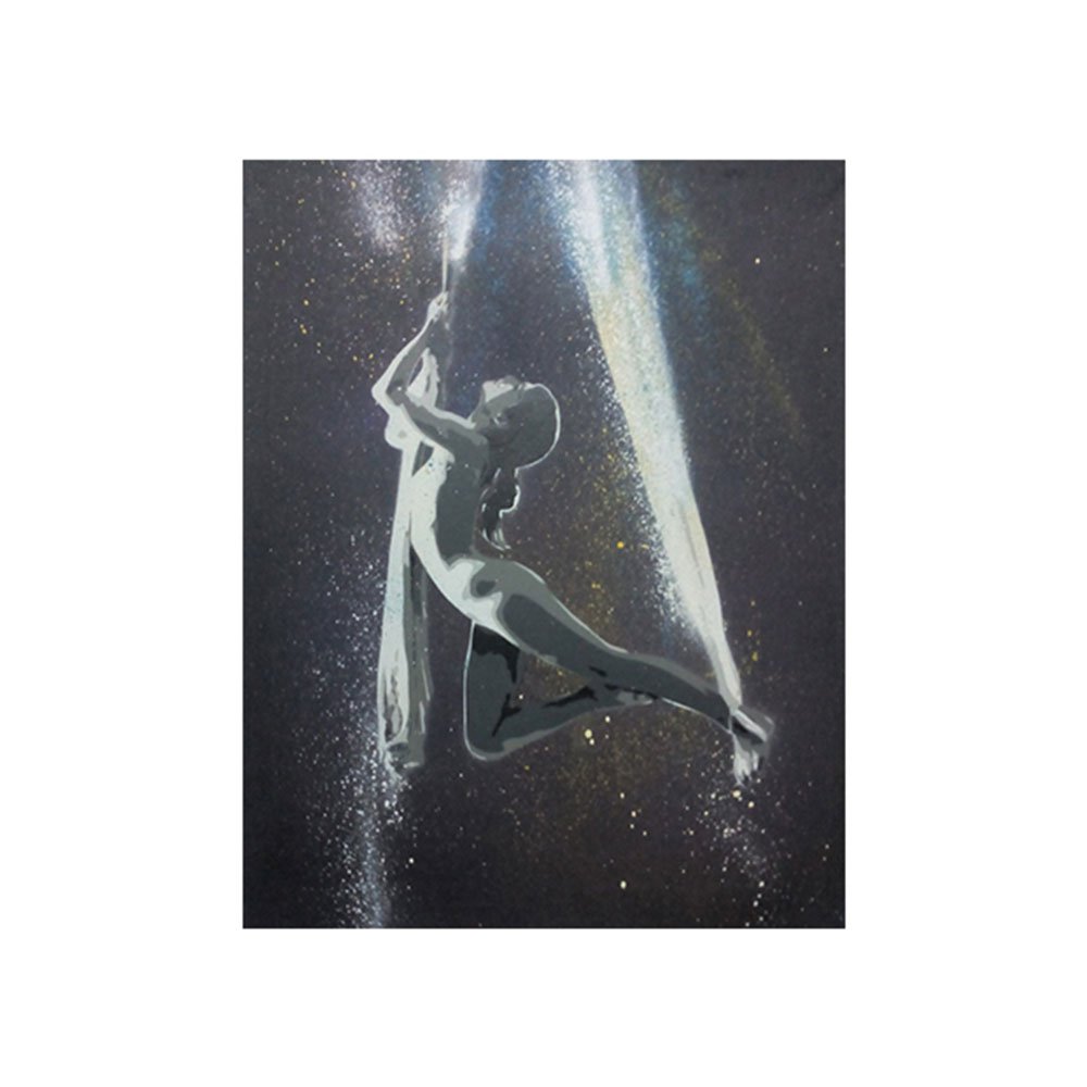 A figura feminina em pose suspensa, olhando para cima, destacando-se no fundo escuro. Jatos de tinta formam faixas que se entrelaçam no pulso e tornozelo, acentuando o contraste entre a precisão do Stencil e a intensidade luminosa do Spray.