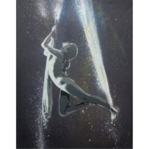 A figura feminina em pose suspensa, olhando para cima, destacando-se no fundo escuro. Jatos de tinta formam faixas que se entrelaçam no pulso e tornozelo, acentuando o contraste entre a precisão do Stencil e a intensidade luminosa do Spray.