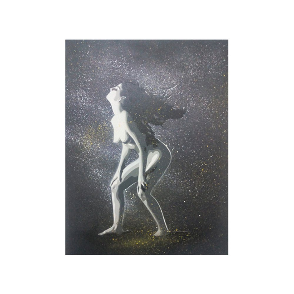 A figura feminina apoiada nas pernas, com o cabelo longo a esvoaçar. Jactos de tinta saem do cabelo, seguindo o seu movimento dinâmico, que é sublinhado pelo efeito de luz e sombra no fundo preto, enriquecido pelo spray.