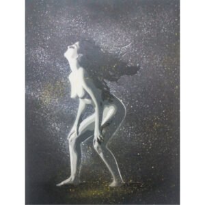 A figura feminina apoiada nas pernas, com o cabelo longo a esvoaçar. Jactos de tinta saem do cabelo, seguindo o seu movimento dinâmico, que é sublinhado pelo efeito de luz e sombra no fundo preto, enriquecido pelo spray.