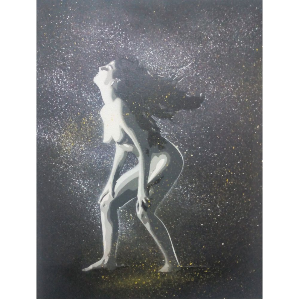 A figura feminina apoiada nas pernas, com o cabelo longo a esvoaçar. Jactos de tinta saem do cabelo, seguindo o seu movimento dinâmico, que é sublinhado pelo efeito de luz e sombra no fundo preto, enriquecido pelo spray.