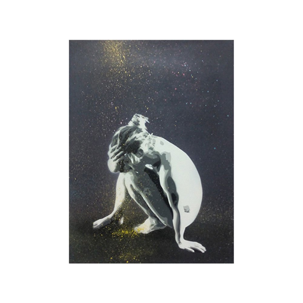 A figura feminina em pose de cócoras, é o ponto focal no fundo preto e esfumado. Jatos e drips de tinta esvoaçam em torno da figura, demonstrando a versatilidade do Stencil misturado com o traço gestual da tinta projetada e a iluminação por contraste.