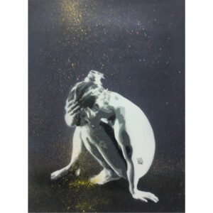 A figura feminina em pose de cócoras, é o ponto focal no fundo preto e esfumado. Jatos e drips de tinta esvoaçam em torno da figura, demonstrando a versatilidade do Stencil misturado com o traço gestual da tinta projetada e a iluminação por contraste.